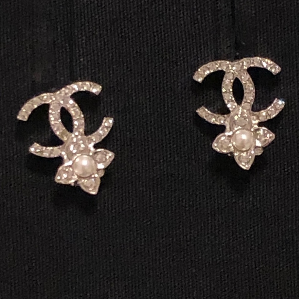 Chanel Earring (Free Full Size 15ML La Mer The Eye Concentrate Cream）